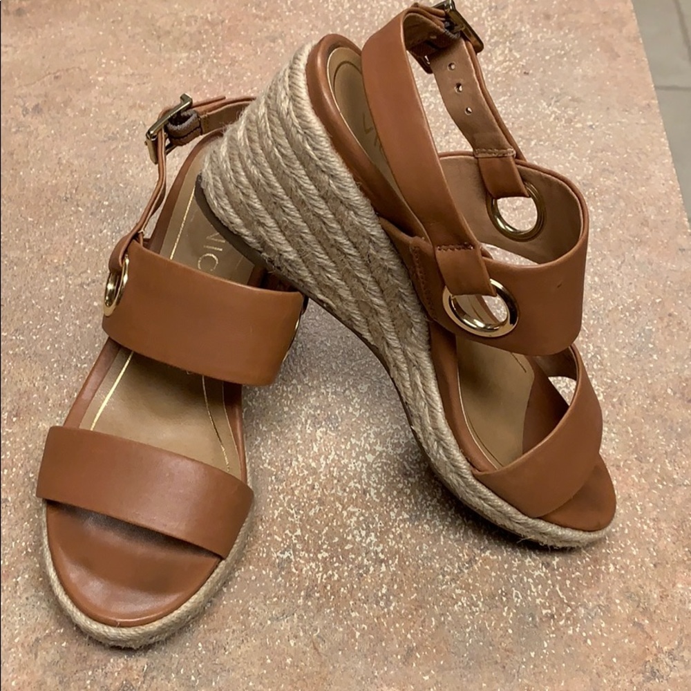 Vionic wedge size 6